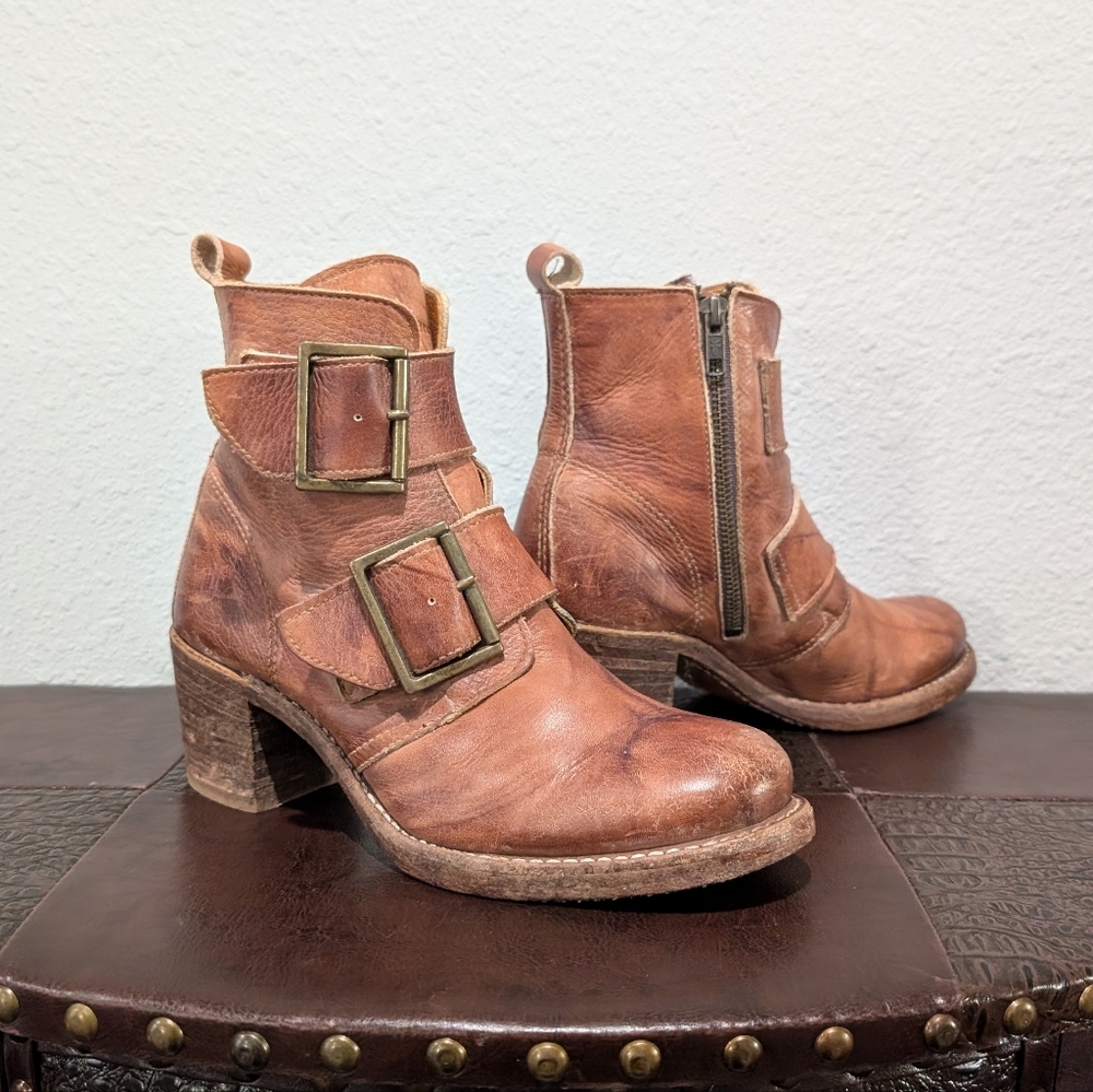Frye Sabrina Double Buckle Boot in Saddle, size 8 - Picture 12 of 15